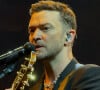 Une photo du chanteur menottes aux poignets vient de circuler. 
Miami, FL - Justin Timberlake performe sur scène.