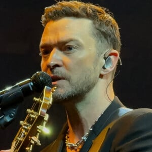 Une photo du chanteur menottes aux poignets vient de circuler. 
Miami, FL - Justin Timberlake performe sur scène.