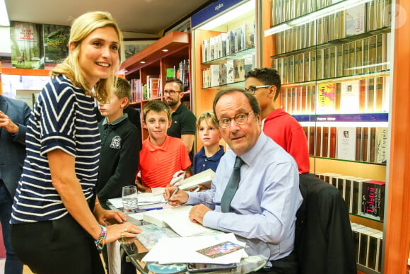 François Hollande a dédicacé son livre "Les leçons du pouvoir" en compagnie de sa compagne Julie Gayet, le 1er septembre 2018.