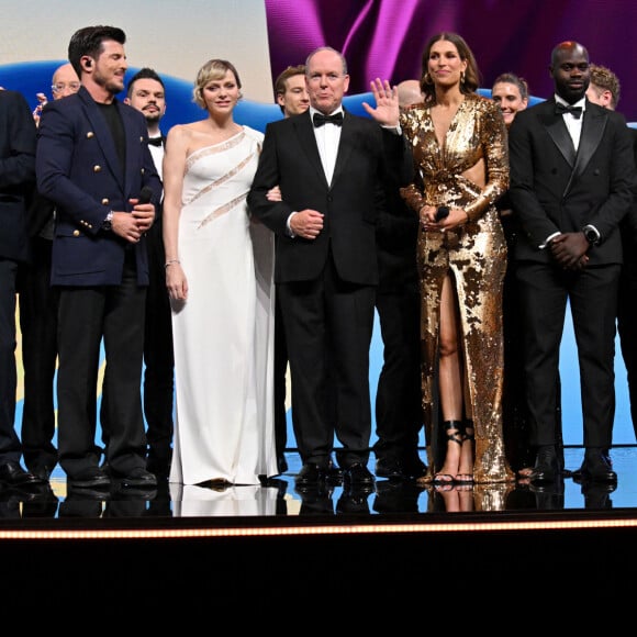 Vincent Niclo, la princesse Charlene, le prince Albert II de Monaco et Laury Thilleman entourés par les participants à la cérémonie de clôture du 63ème Festival de Télévision de Monte-Carlo au Grimaldi Forum à Monaco, le 18 juin 2024. © Bruno Bebert / Bestimage