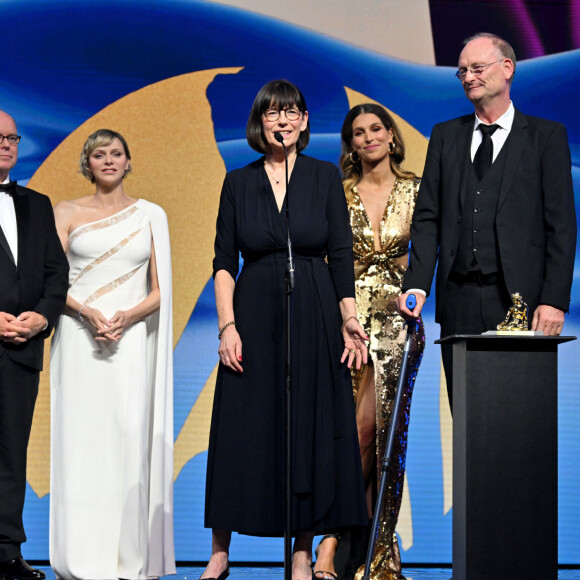 Le prince Albert II de Monaco et la princesse Charlene ont remis le Prix Spécial du Prince Rainier III au documentaire allemand "Wie extrem wird das Wetter, Sven Plöger ?" durant la cérémonie de clôture du 63ème Festival de Télévision de Monte-Carlo au Grimaldi Forum à Monaco, le 18 juin 2024. © Bruno Bebert / Bestimage