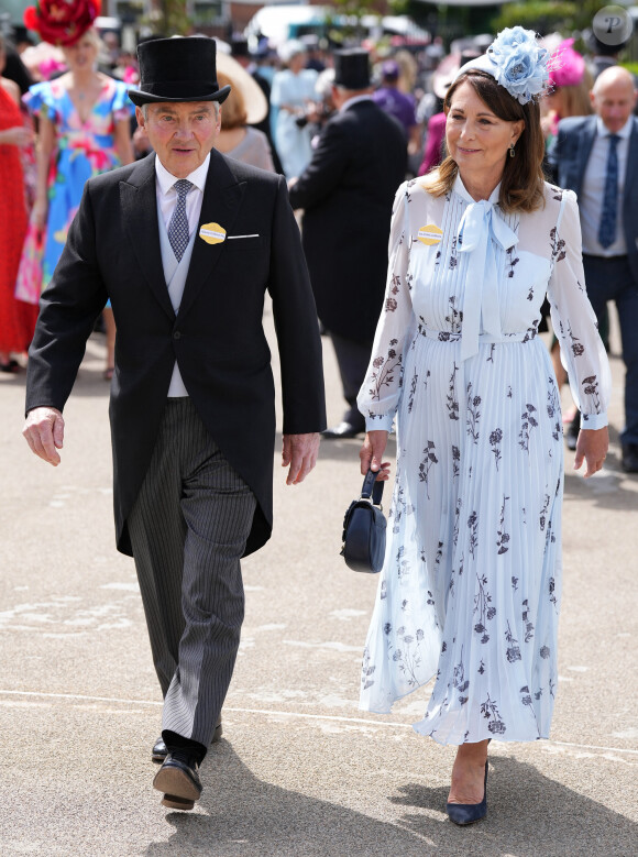 Mais ce mercredi, elle n'était pas à la Royal Ascot, avec ses parents Carole et Michael.
Carole et Michael Middleton, les parents de la princesse de Galles, assistent au deuxième jour de la course hippique Royal Ascot, le 19 juin 2024. 