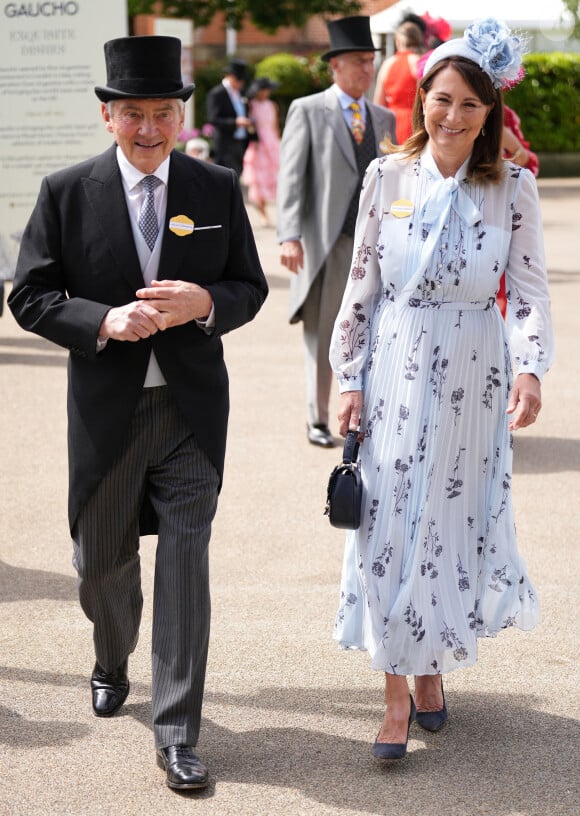 Carole Middleton était rayonnante dans une robe à fleurs bleu pâle signée Self-Portrait. 
Carole et Michael Middleton, les parents de la princesse de Galles, assistent au deuxième jour de la course hippique Royal Ascot, le 19 juin 2024. 