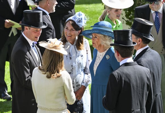 Réunion de famille au Royal Ascot
Le prince William, prince de Galles, Camilla Parker Bowles, reine consort d'Angleterre, Michael et Carole Middleton - Le prince William, prince de Galles, et ses beaux-parents, Michael et Carole Middleton assistent au deuxième jour des courses hippiques à Ascot.