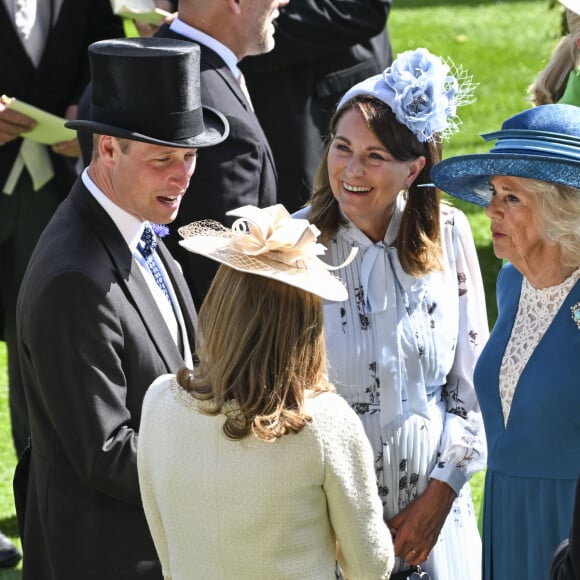 Réunion de famille au Royal Ascot
Le prince William, prince de Galles, Camilla Parker Bowles, reine consort d'Angleterre, Michael et Carole Middleton - Le prince William, prince de Galles, et ses beaux-parents, Michael et Carole Middleton assistent au deuxième jour des courses hippiques à Ascot.