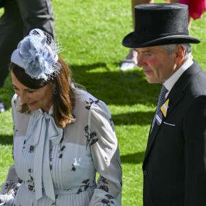 Il s'agit de la première apparition publique des parents de la princesse cette année.
Le prince William, prince de Galles, et ses beaux-parents, Michael et Carole Middleton assistent au deuxième jour des courses hippiques à Ascot, le 19 juin 2024. 