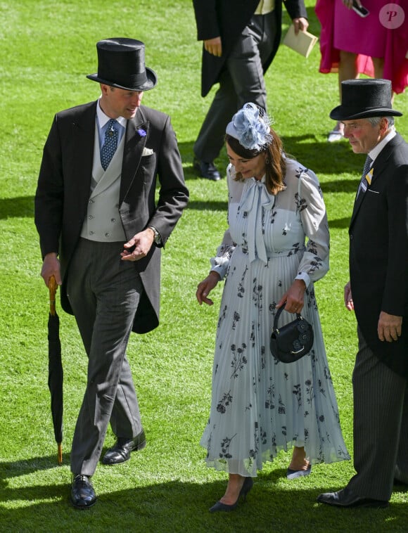 Il s'agit de la première apparition publique des parents de la princesse cette année.
Le prince William, prince de Galles, et ses beaux-parents, Michael et Carole Middleton assistent au deuxième jour des courses hippiques à Ascot, le 19 juin 2024. 