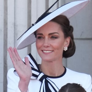 Kate Middleton a fait samedi son grand retour pour Trooping the Colour.
Kate Middleton, princesse de Galles, la princesse Charlotte - Les membres de la famille royale britannique au balcon du Palais de Buckingham lors de la parade militaire "Trooping the Colour" à Londres © Julien Burton / Bestimage 