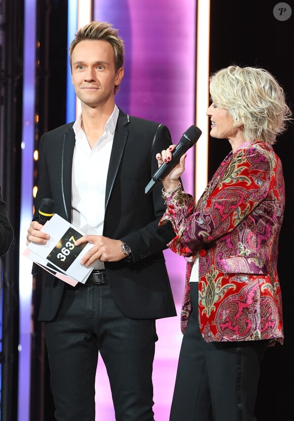 Cyril Féraud et Sophie Davant - Les personnalités se mobilisent lors de la 37ème édition du Téléthon sur le plateau de France 2, avec pour parrain Vianney. Le 8 décembre 2023. © Coadic Guirec / Bestimage