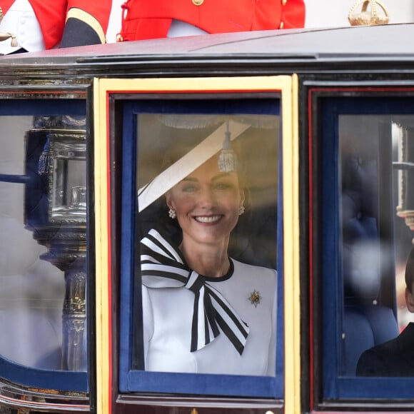 Les Britanniques étaient heureux et soulagés de la revoir alors qu'elle est toujours en plein traitement contre le cancer
Catherine Kate Middleton, princesse de Galles - Les membres de la famille royale britannique au balcon du Palais de Buckingham lors de la parade militaire "Trooping the Colour" à Londres le 15 juin 2024 © Julien Burton / Bestimage 