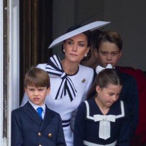 Kate Middleton et ses trois enfants, le prince Louis, la princesse Charlotte et le prince George sur le balcon lors de la parade Trooping the Colour le 15 juin 2024