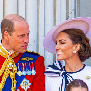 Kate est réapparue à Trooping the Colour 6 mois après sa dernière sortie officielle
Kate Middleton et le prince William sur le balcon de Buckingham lors de la parade Trooping the Colour