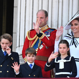 Le prince William, prince de Galles, Catherine (Kate) Middleton, princesse de Galles, le prince George de Galles, le prince Louis de Galles, et la princesse Charlotte de Galles - Les membres de la famille royale britannique au balcon du Palais de Buckingham lors de la parade militaire "Trooping the Colour" à Londres, Royaume Uni, le 15 juin 2024. © Backgrid UK/Bestimage 