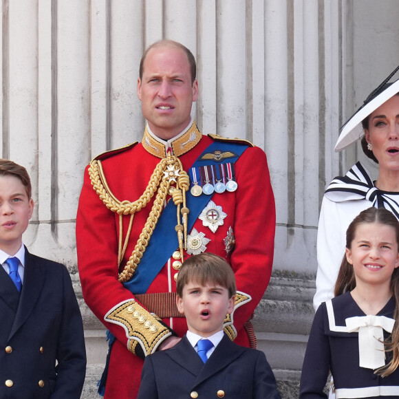 Le prince William, prince de Galles, Catherine (Kate) Middleton, princesse de Galles, le prince George de Galles, le prince Louis de Galles, et la princesse Charlotte de Galles - Les membres de la famille royale britannique au balcon du Palais de Buckingham lors de la parade militaire "Trooping the Colour" à Londres, Royaume Uni, le 15 juin 2024. © Julien Burton/Bestimage 