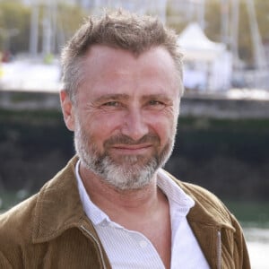 Pourtant en 2019, l'acteur a décidé de déménager et de s'installer seul dans la ville de Sète.
Alexandre Brasseur de la série Demain nous appartient, DNA La 25e édition du Festival de la fiction télé de La Rochelle, samedi 16 septembre 2023. © Christophe Aubert via Bestimage 