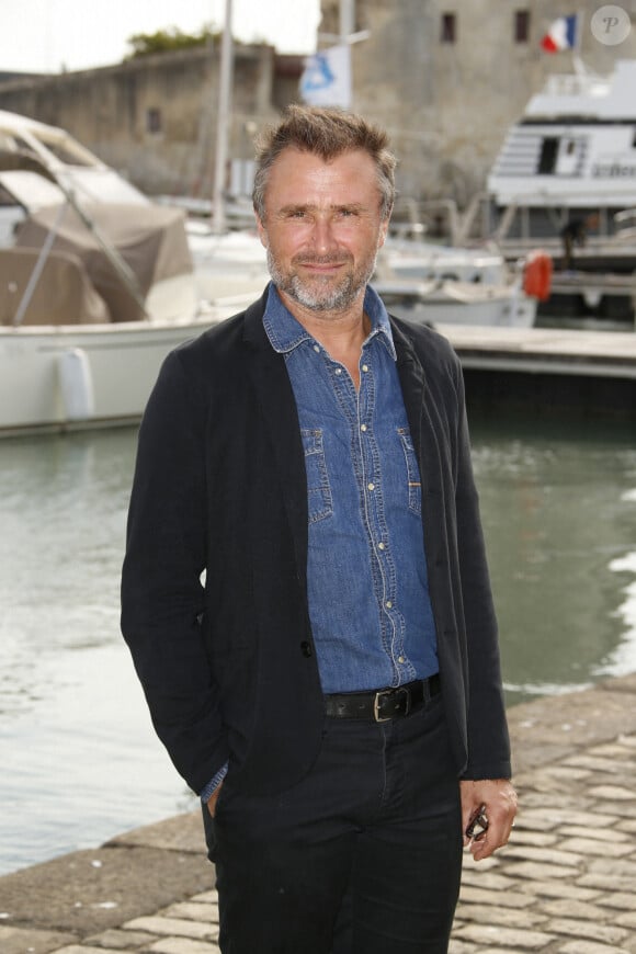 Alexandre Brasseur "Demain nous appartient" - Photocall lors du Festival de la Fiction de La Rochelle. Le 18 septembre 2021 © Christophe Aubert via Bestimage