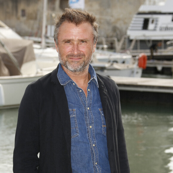 Alexandre Brasseur "Demain nous appartient" - Photocall lors du Festival de la Fiction de La Rochelle. Le 18 septembre 2021 © Christophe Aubert via Bestimage