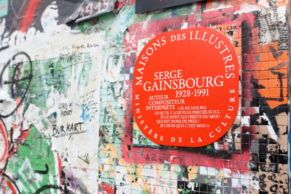 Charlotte Gainsbourg a fait publier des clichés qu'elle a pris sur les réseaux sociaux, notamment des poupées à l'effigie de son père regretté
Illustration lors de la cérémonie de dévoilement de la plaque "Maison des Illustres" de la Maison Gainsbourg à Paris, France, le 2 avril 2024. © Christophe Clovis/Bestimage 