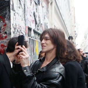 Charlotte Gainsbourg lors de la cérémonie de dévoilement de la plaque "Maison des Illustres" de la Maison Gainsbourg à Paris, France, le 2 avril 2024. © Christophe Clovis/Bestimage 