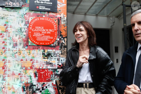 La chanteuse reste positive malgré la crise financière que traverse la Maison Gainsbourg
Charlotte Gainsbourg lors de la cérémonie de dévoilement de la plaque "Maison des Illustres" de la Maison Gainsbourg à Paris, France, le 2 avril 2024. © Christophe Clovis/Bestimage 