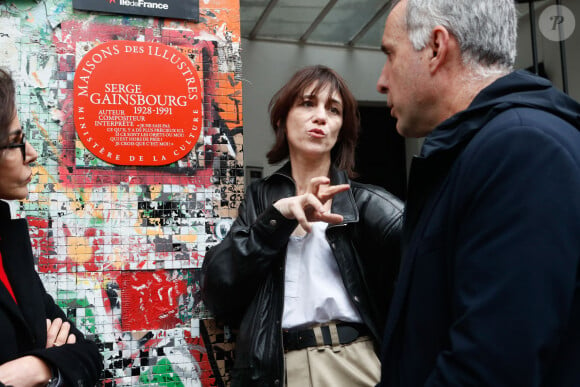 Charlotte Gainsbourg lors de la cérémonie de dévoilement de la plaque "Maison des Illustres" de la Maison Gainsbourg à Paris, France, le 2 avril 2024. © Christophe Clovis/Bestimage 