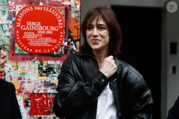 Charlotte Gainsbourg lors de la cérémonie de dévoilement de la plaque "Maison des Illustres" de la Maison Gainsbourg à Paris, France, le 2 avril 2024. © Christophe Clovis/Bestimage 