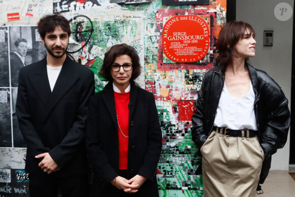 Ben Attal, Rachida Dati (ministre de la culture), Charlotte Gainsbourg lors de la cérémonie de dévoilement de la plaque "Maison des Illustres" de la Maison Gainsbourg à Paris, France, le 2 avril 2024. © Christophe Clovis/Bestimage 