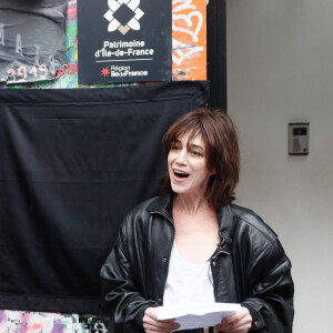 Ben Attal, Rachida Dati (ministre de la culture), Charlotte Gainsbourg lors de la cérémonie de dévoilement de la plaque "Maison des Illustres" de la Maison Gainsbourg à Paris, France, le 2 avril 2024. © Christophe Clovis/Bestimage 