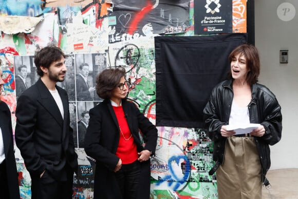 Ben Attal, Rachida Dati (ministre de la culture), Charlotte Gainsbourg lors de la cérémonie de dévoilement de la plaque "Maison des Illustres" de la Maison Gainsbourg à Paris, France, le 2 avril 2024. © Christophe Clovis/Bestimage 