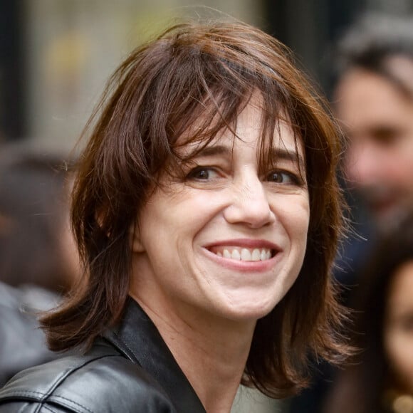 Charlotte Gainsbourg a réalisé un bel exploit : celui de transformer la maison de son père en musée
Charlotte Gainsbourg lors de la cérémonie de dévoilement de la plaque "Maison des Illustres" de la Maison Gainsbourg à Paris, France. © Christophe Clovis/Bestimage 