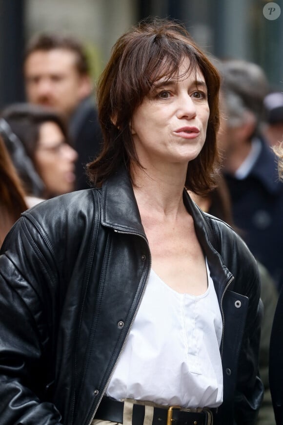 Il n'aurait "pas tenu ses promesses" dont celle d'apporter les fonds nécessaires qui lui seraient remboursés le temps que Maison Gainsbourg devienne bénéficiaire... 
Charlotte Gainsbourg lors de la cérémonie de dévoilement de la plaque "Maison des Illustres" de la Maison Gainsbourg à Paris, France, le 2 avril 2024. © Christophe Clovis/Bestimage 