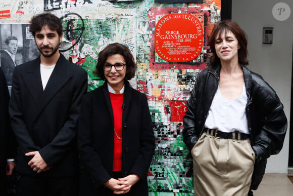 Ben Attal, Rachida Dati (ministre de la culture), Charlotte Gainsbourg lors de la cérémonie de dévoilement de la plaque "Maison des Illustres" de la Maison Gainsbourg à Paris, France, le 2 avril 2024. © Christophe Clovis/Bestimage 