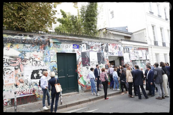 Illustration lors de l'inauguration de la Maison Gainsbourg, rue de Verneuil à Paris le 14 septembre 2023. La maison ouvrira ses portes au public à partir du 20 septembre 2023. Le légendaire intérieur de Serge Gainsbourg au 5 bis rue de Verneuil, est accompagné en face, au numéro 14, d'un musée, d'une librairie-boutique et du Gainsbarre : café en journée et piano-bar de nuit. Ensemble ils forment la Maison Gainsbourg, première institution culturelle dédiée à la transmission de l'oeuvre et de l'histoire de Serge Gainsbourg. © Alain Guizard / Bestimage 