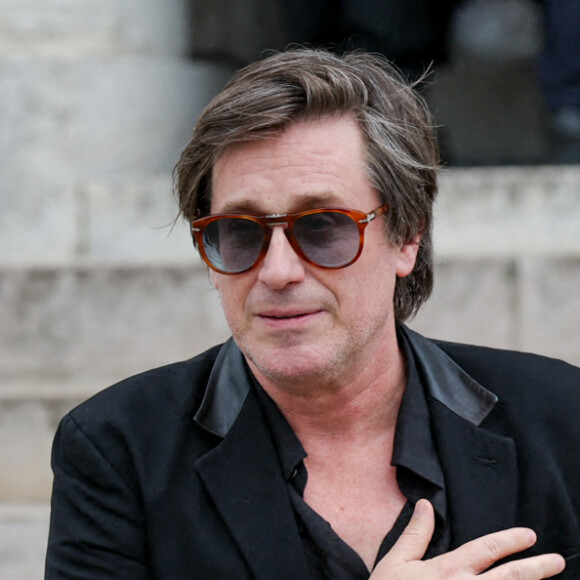 "On va réessayer, donc diffuser deux dernières chansons dont Tant de belles choses qu'elle avait écrit pour moi. Et puis après elle s'en va là-haut".
Thomas Dutronc - Sortie des obsèques de l'auteure-compositrice-interprète et actrice française Françoise Hardy au crématorium du cimetière du Père-Lachaise à Paris, France, le 20 juin 2024. © Jacovides-Moreau/Bestimage 