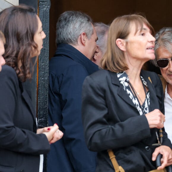 Alors que les proches de l'artiste entendaient le titre Le Temps de l'amour suivi de quelques mots de Françoise Hardy, un problème sonore est survenu
Jacques Dutronc et sa compagne Sylvie Duval - Sortie des obsèques de l'auteure-compositrice-interprète et actrice française Françoise Hardy au crématorium du cimetière du Père-Lachaise à Paris, France, le 20 juin 2024. © Jacovides-Moreau/Bestimage 