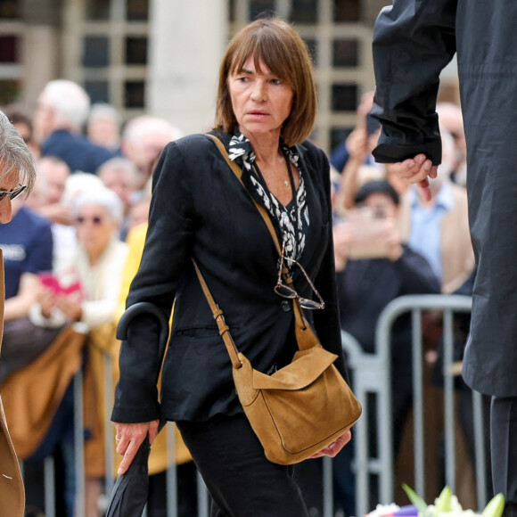 Jacques Dutronc et sa compagne Sylvie Duval - Arrivées aux obsèques de l'auteure-compositrice-interprète et actrice française Françoise Hardy au crématorium du cimetière du Père-Lachaise à Paris, France, le 20 juin 2024. © Jacovides-Moreau/Bestimage 