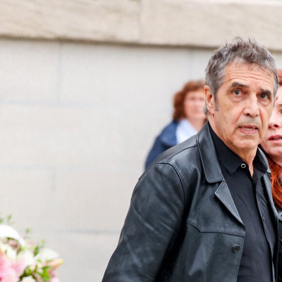 Julien Clerc et sa compagne Hélène Grémillon - Sortie des obsèques de l'auteure-compositrice-interprète et actrice française Françoise Hardy au crématorium du cimetière du Père-Lachaise à Paris, France, le 20 juin 2024. © Jacovides-Moreau/Bestimage 