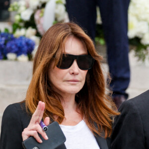 Nicolas Sarkozy et sa femme Carla Bruni - Sortie des obsèques de l'auteure-compositrice-interprète et actrice française Françoise Hardy au crématorium du cimetière du Père-Lachaise à Paris, France, le 20 juin 2024. © Jacovides-Moreau/Bestimage 