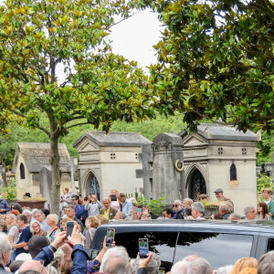 La foule massée autour du corbillard transportant la dépouille de Françoise Hardy au cimetière du Père-Lachaise - Sortie des obsèques de l'auteure-compositrice-interprète et actrice française Françoise Hardy au crématorium du cimetière du Père-Lachaise à Paris, France, le 20 juin 2024. © Jacovides-Moreau/Bestimage  Exits at the funeral of French singer-songwriter and actress Françoise Hardy at Père-Lachaise Cemetery in Paris, France, on June 20, 2024. 