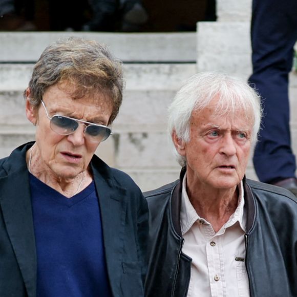 Dave et son compagnon Patrick Loiseau - Sortie des obsèques de l'auteure-compositrice-interprète et actrice française Françoise Hardy au crématorium du cimetière du Père-Lachaise à Paris, France, le 20 juin 2024. © Jacovides-Moreau/Bestimage  Exits at the funeral of French singer-songwriter and actress Françoise Hardy at Père-Lachaise Cemetery in Paris, France, on June 20, 2024. 