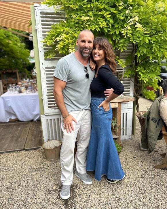 Faustine Bollaert et son frère partagent un tendre moment de retrouvailles.