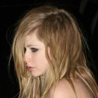 Avril Lavigne : A quoi joue-t-elle avec son ex-mari ?
