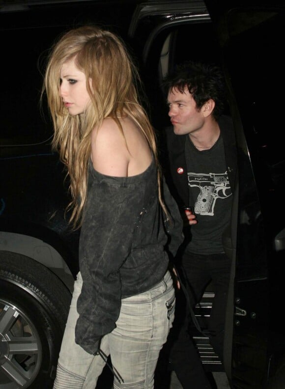 Avril Lavigne se rend dans un salon de tatouage avec son ex-mari Deryck Whibley le dimanche 21 mars.