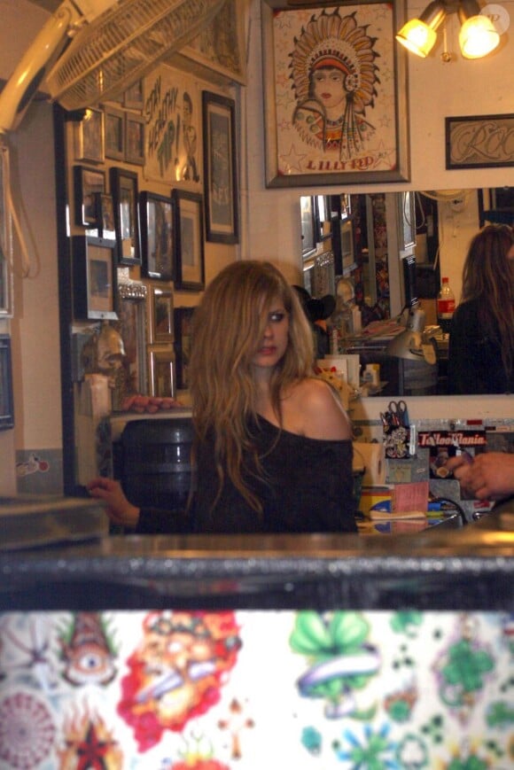 Avril Lavigne se rend dans un salon de tatouage avec son ex-mari Deryck Whibley le dimanche 21 mars.