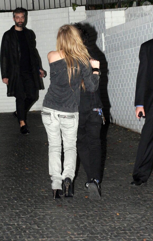 Avril Lavigne se rend dans un salon de tatouage avec son ex-mari Deryck Whibley le dimanche 21 mars.