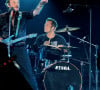 David Hallyday se remémore le grand-père qu'était Jean-Philippe Smet. Pour ses petits-enfants, la star de la chanson était "hyper présent quand il les voyait".
David Hallyday et Johnny Hallyday en concert au POPB de Bercy à Paris pendant la tournée "Born Rocker Tour", le 15 juin 2013