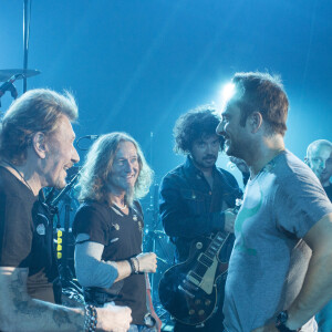 Mais l'auteur-compositeur-interprète n'en garde aucune rancoeur : "Après, j'ai été élevé dans l'amour aussi."
David Hallyday et Johnny Hallyday en concert au POPB de Bercy à Paris pendant la tournée "Born Rocker Tour", le 14 juin 2013