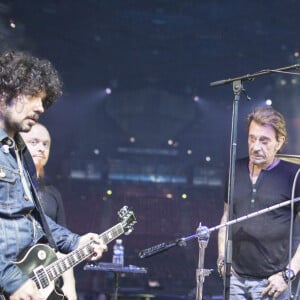 Yarol Poupaud, David Hallyday et Johnny Hallyday en concert au POPB de Bercy à Paris pendant la tournée "Born Rocker Tour", le 14 juin 2013