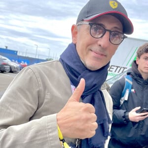 "Je détourne de manière comique mes retraites spirituelles chez les moines, ou le fait d'avoir arrêté l'alcool, en me disant alcoolique oui, mais anonyme non." 
Gad Elmaleh - Les célébrités lors des "24H du Mans", le 15 juin 2024. © Fabien Faure/Bestimage 