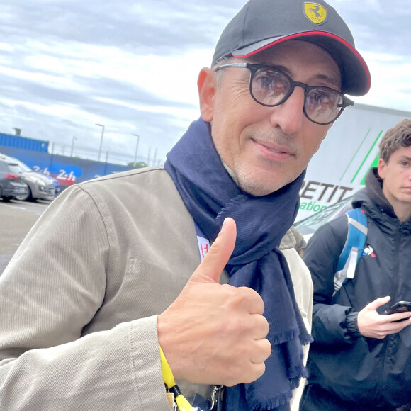 "Je détourne de manière comique mes retraites spirituelles chez les moines, ou le fait d'avoir arrêté l'alcool, en me disant alcoolique oui, mais anonyme non." 
Gad Elmaleh - Les célébrités lors des "24H du Mans", le 15 juin 2024. © Fabien Faure/Bestimage 